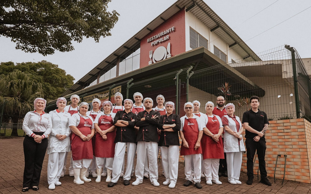 Equipe da Refeivel em frente ao Restaurante Popular