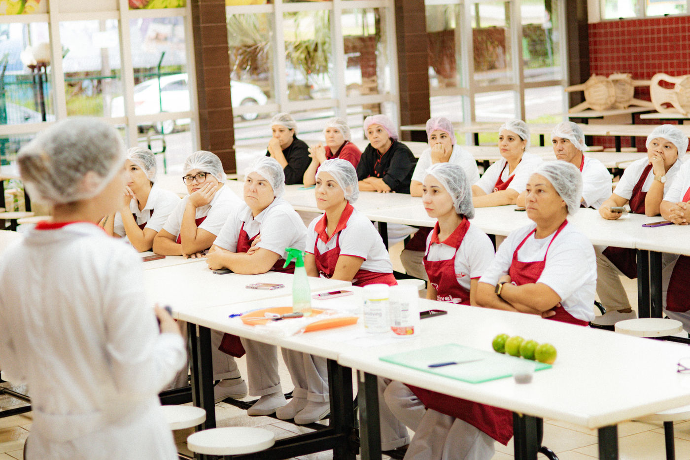 Equipe do Grupo Bona Mesa reunida em treinamento no refeitório